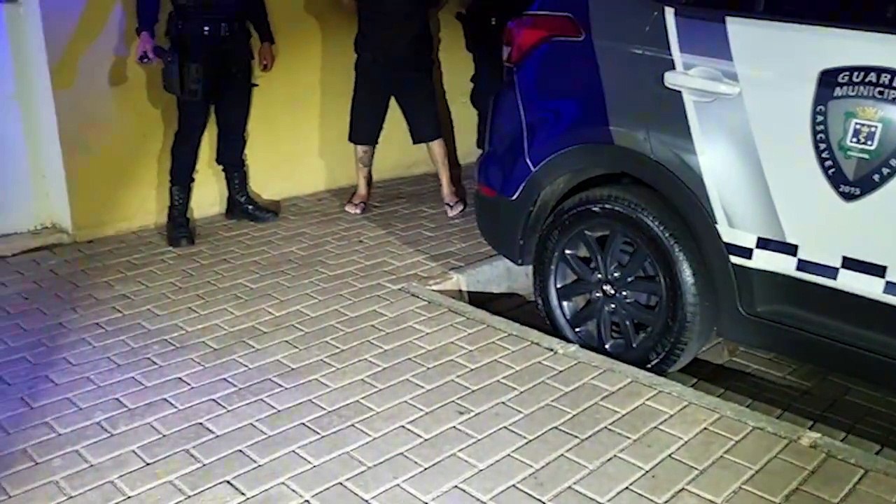 Homem é detido após destruir móveis e ameaçar e...