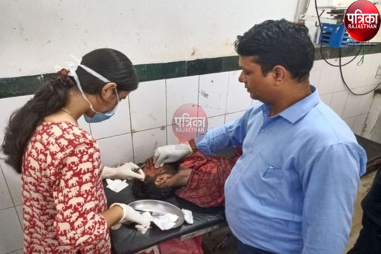 यहां ट्रैक्टर-ट्रोली का चक्का ठीक करते समय टायर फटा, 20 फीट दूर जाकर गिरे दो मिस्त्री, लहूलुहान