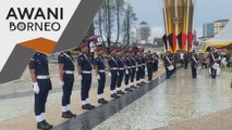 Upacara menaikkan bendera tarikan Bandaraya Kuching