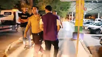 Gözaltına alındı, geri geri yürüdü... Bakın neden