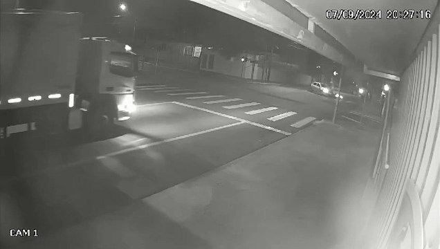 Vídeo mostra colisão entre moto e carro no Bairro Cancelli