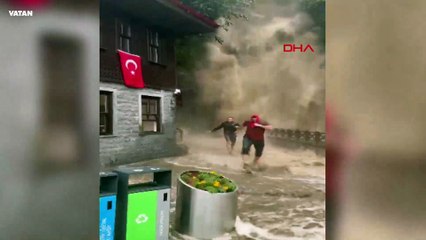 Trabzon'da şelale taştı, turistler mahsur kaldı