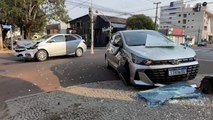 Após forte colisão, carro é jogado contra fachada de empresa no Centro