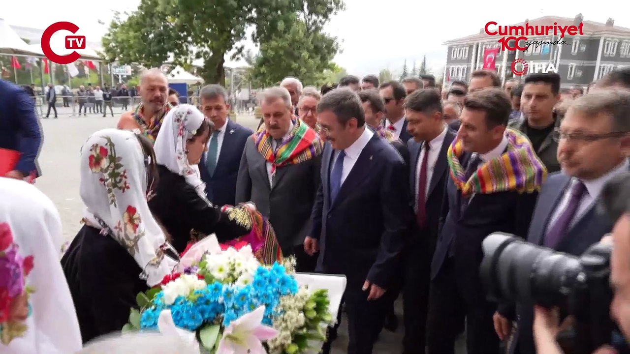MHP Genel Sekreteri İsmet Büyükataman Ertuğrul Gazi Türbesi’ne alınmayınca arbede yaşandı