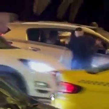 Aracın önünü kestiler... İçindekileri yumrukladılar!