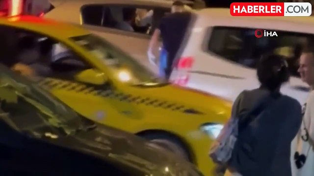 Kadıköy'de aracın önünü kesip darp ettiler, o anlar kamerada