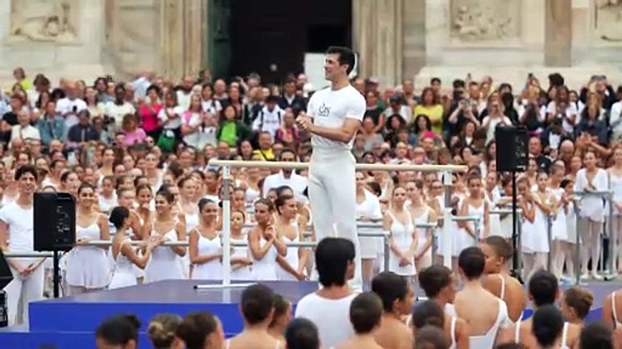 Roberto Bolle e il «Ballo in bianco» in piazza Duomo con duemila ballerini da tutta Italia