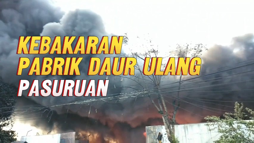 Pabrik Daur Ulang Plastik Terbakar, Warga Panik Selamatkan Harta Benda