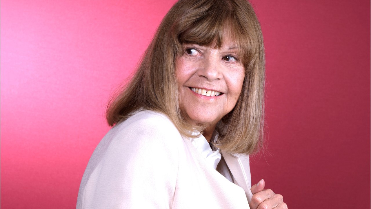 GALA VIDÉO - Chantal Goya : quelle grand-mère est-elle pour ses quatre petits-enfants ?