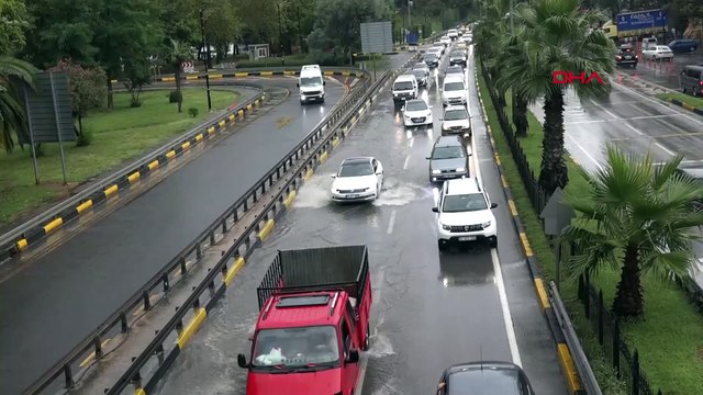 Trabzon'da etkili yağış yolları göle çevirdi!
