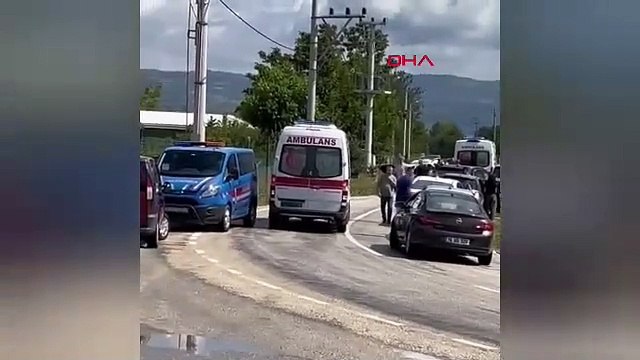 BURSA Otomobil ile hafif ticari araç kafa kafaya çarpıştı: 4'ü çocuk, 8 yaralı