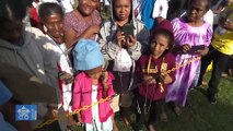 El papa celebra misa en Port Moresby y asegura a los fieles que para Dios no están lejos
