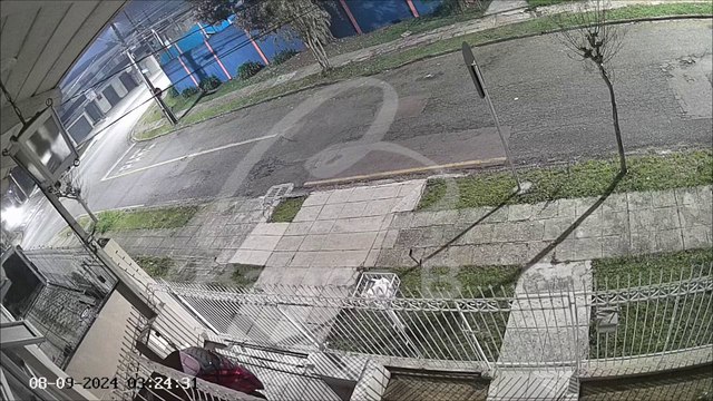 Vídeo mostra momento em viatura da PM capota após carro invadir a preferencial