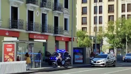 Download Video: Un coche de policía atropella a varias personas en el centro de Madrid