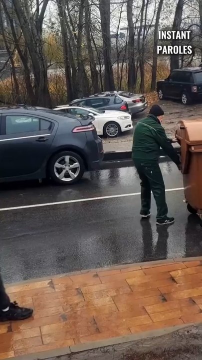 Cet éboueur subit le mauvais comportement d’une passante puis reçoit un geste précieux