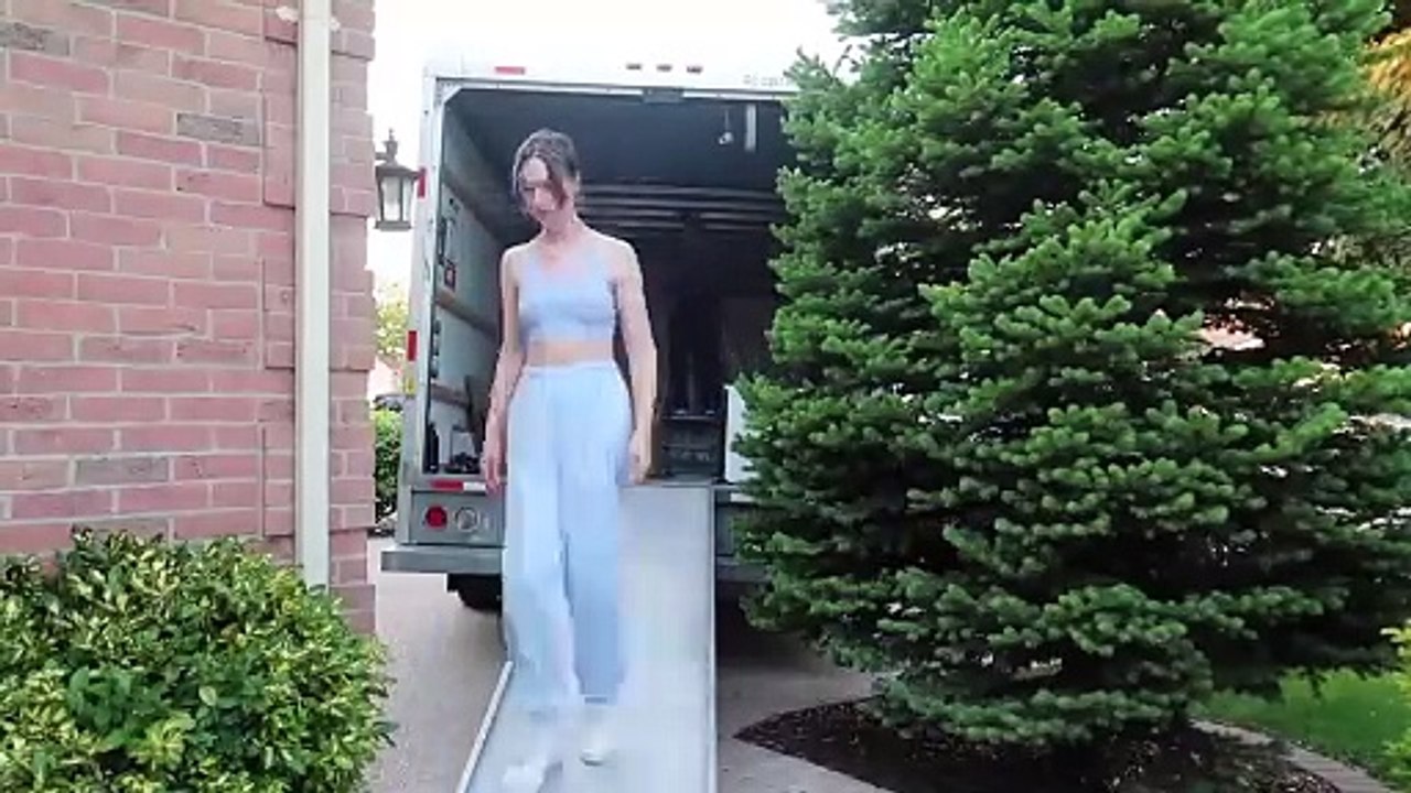 MOVING VLOG  - My Dream Apartment, Move-in Day, Detting the Keys & First Night