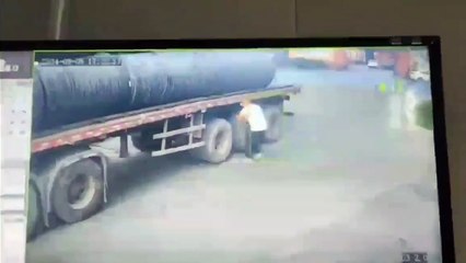 Imágenes fuertes: Conductor es aplastado por un cilindro durante la revisión de un neumático