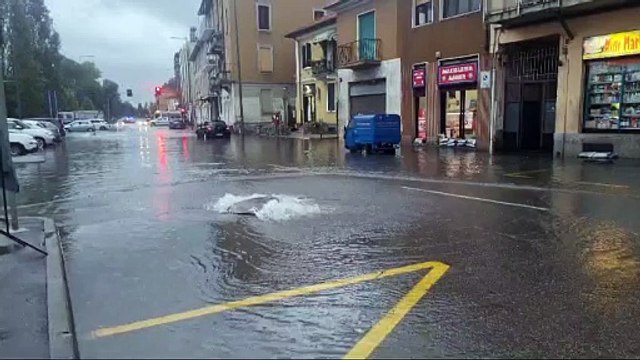 Maltempo a Milano, allagato il quartiere di Ponte Lambro: il video