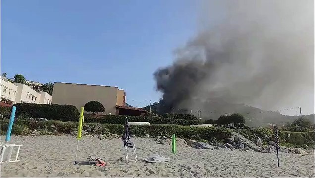 Grosso incendio a San Saba, a fuoco baracco degli attrezzi e vegetazione. Fiamme domate in serata