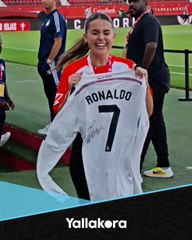 انهمرت في البكاء.. مراسلة تلفزيونية لم تصدق أنها حصلت على توقيع كريستيانو رونالدو 