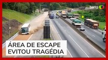 Ônibus com 45 pessoas perde freio, e motorista usa área de escape de rodovia no Paraná