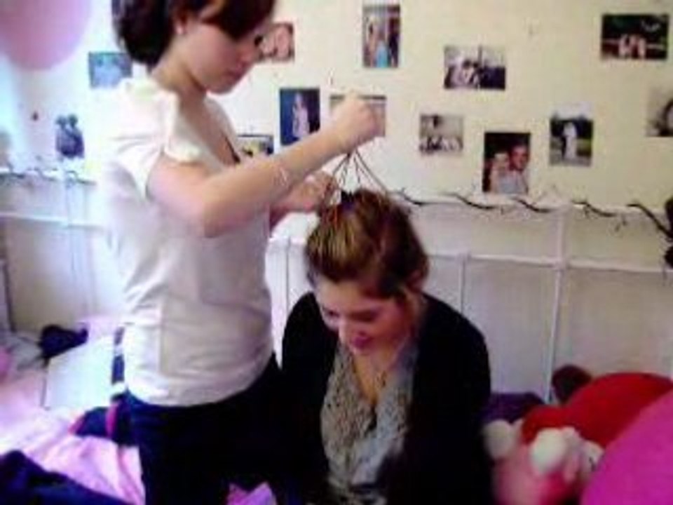 gwendo fait un massage du cuir chevelu à momo