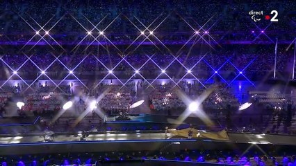 Cérémonie clôture : Santa déchaîne les éléments en reprenant Johnny Hallyday au Stade de France