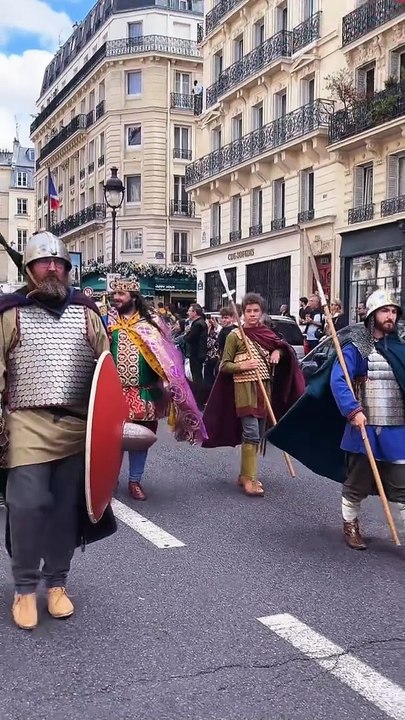 Une centaine de reconstituteurs ont défilé à Paris