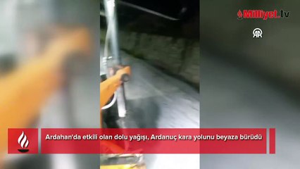 Ardahan'da dolu kara yolunu beyaza bürüdü