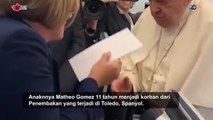 Paus Fransiskus Tiba di Indonesia Setelah Perjalanan 13 Jam dan Berikan Tanda Tangan di Jersey Korban Penembakan di Spanyol