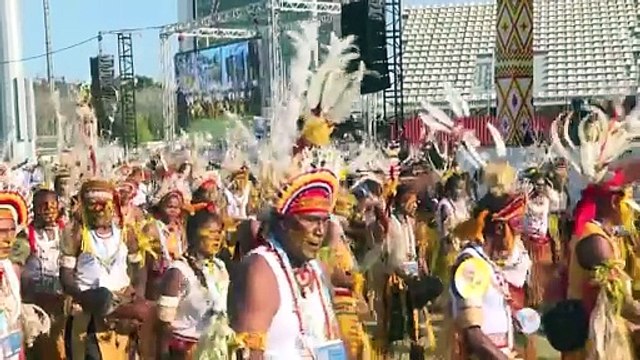 Com um cocar de penas, papa Francisco encontra o 'Éden' em Papua-Nova Guiné