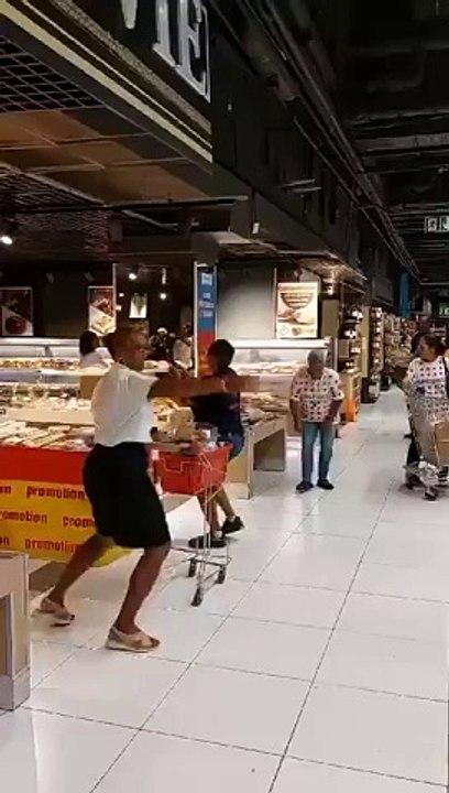 Ambiance festive des salariés d'un Leclerc en Martinique après la fermeture due aux manifestations