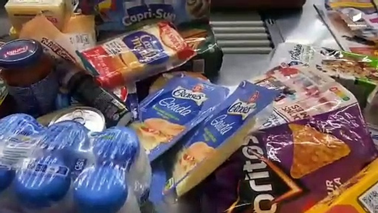 Vie chère - Les manifestants de Guadeloupe abandonnent les caddies à la caisse