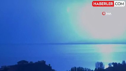 Van Gölü üzerinde çakan şimşekler geceyi gündüze çevirdi