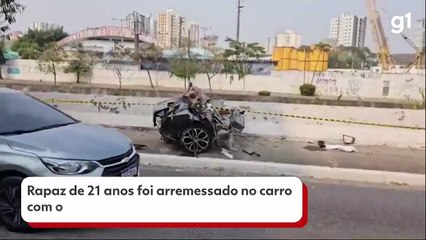 VÍDEO-Motorista-bate-carro-em-poste_-e-veículo-parte-em-dois-na-Zona-Leste-de-SP_-um-passageiro-morr