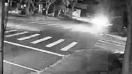 Câmera registra acidente entre carro e moto no Claudete