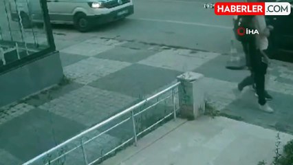 Arkadaşıyla şakalaşırken caddeye çıkan gence araç böyle çarptı