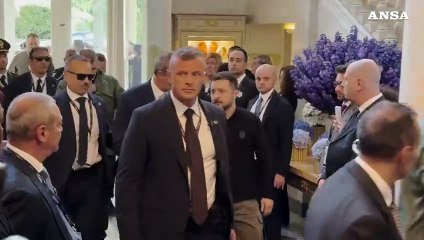 Video herunterladen: L'arrivo di Zelensky a Cernobbio per il Forum Teha