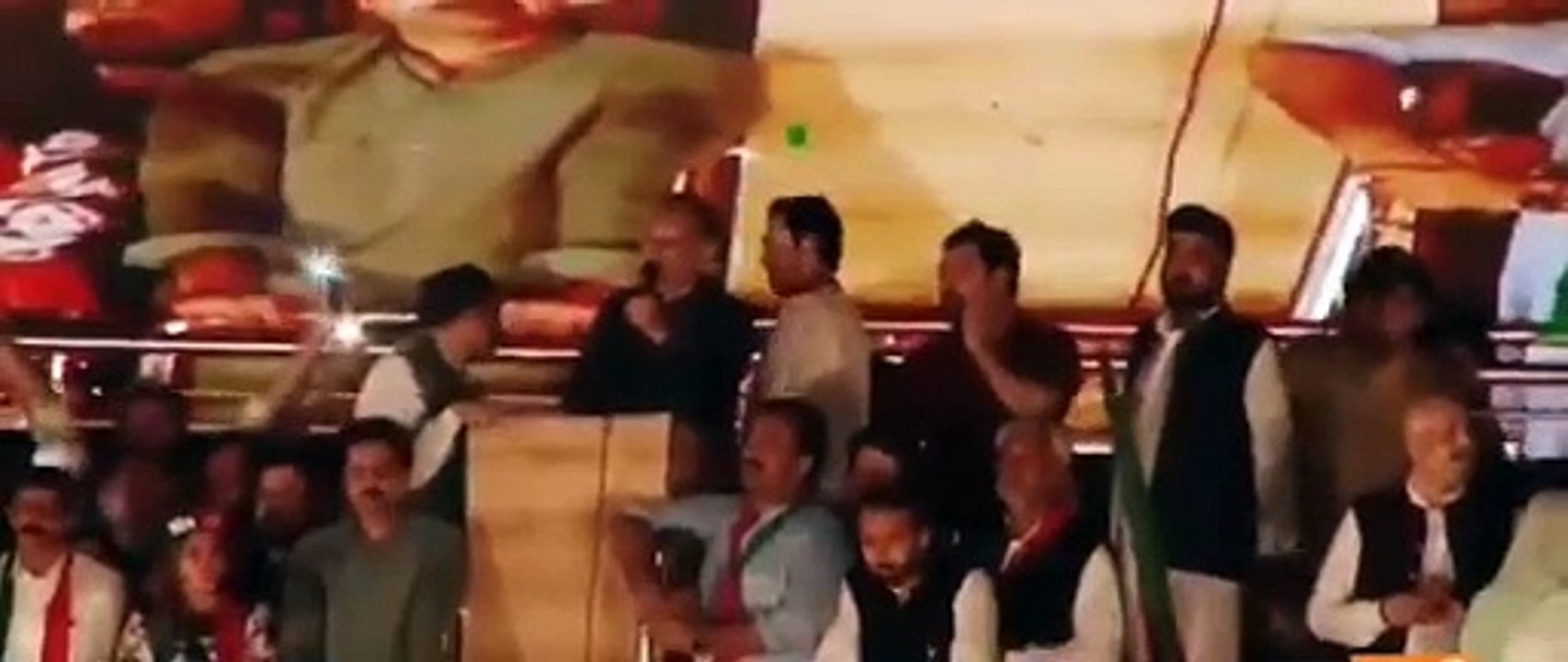 ‏میں نے اذان کو عمران خان کے ساتھ کئ سٹیجیز پر بیٹھ کر سنا ہے، عمران خان کا مجھ پر قرض ہے کہ اس نے اپنی ہر تقریر میں مجھ پر ہونے والے مظالم کا ذکر کیا، اے اللہ عمران خان کو عزت سے رہا کر اور ظالموں کو نیست ونبود کر،  اعظم خان سواتی