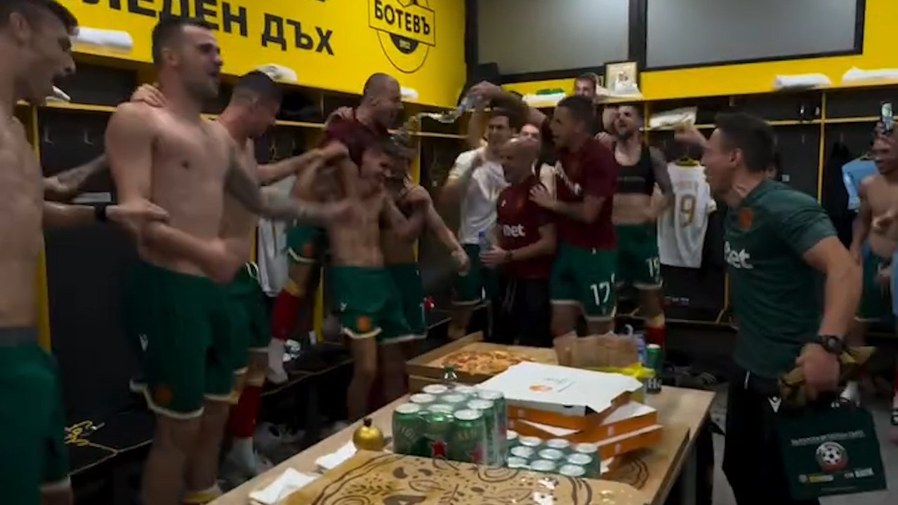 Kabinenparty mit Pizza: Bulgarien feiert Torschütze Despodov ausgelassen