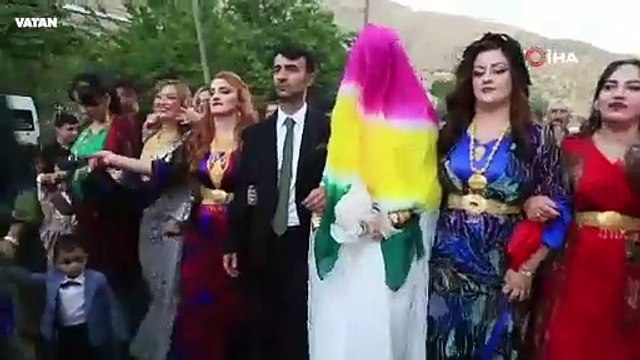 Takı merasimi düğünden önce başladı! Aşiret düğününde gelin ve damada servet takıldı