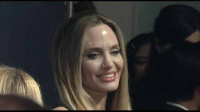 Angelina Jolie e Salma Hayek sfilano sul red carpet al TIFF di Toronto