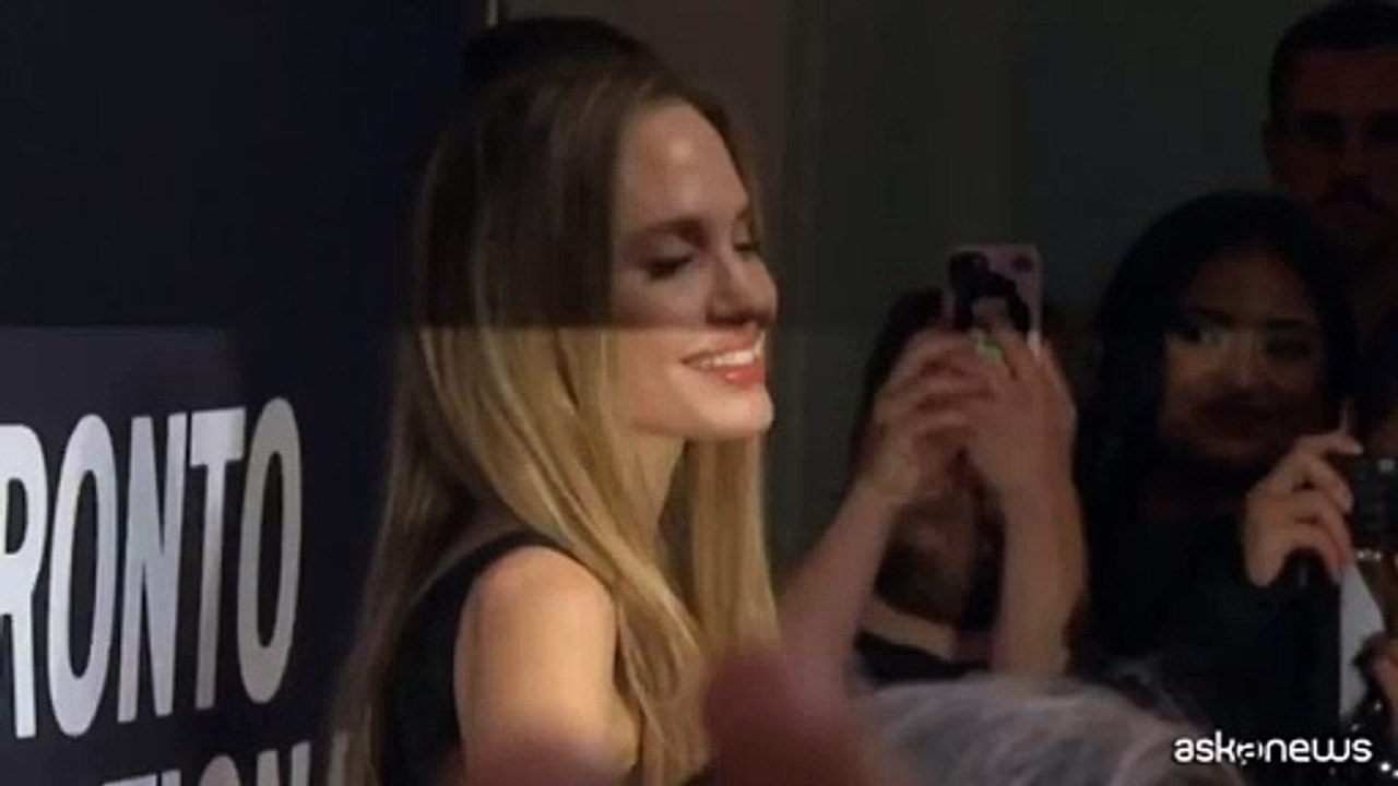 Angelina Jolie e Salma Hayek sfilano sul red carpet al TIFF di Toronto