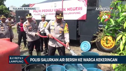 Скачать видео: Polisi Bantu Salurkan Air Bersih ke Warga Terdampak Kekeringan