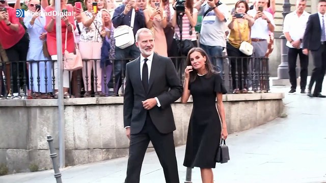 Felipe VI y la reina Letizia acuden al funeral de Juan Gómez-Acebo