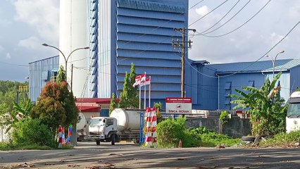 Debu Semen Mengotori Jalan A.W. Syahrani Balikpapan