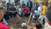 Narin’in şehir dışında yaşayan abisi mezarı başında “Ondan ne istediniz daha 8 yaşındaydı Allah belanızı versin” diye isyan etti