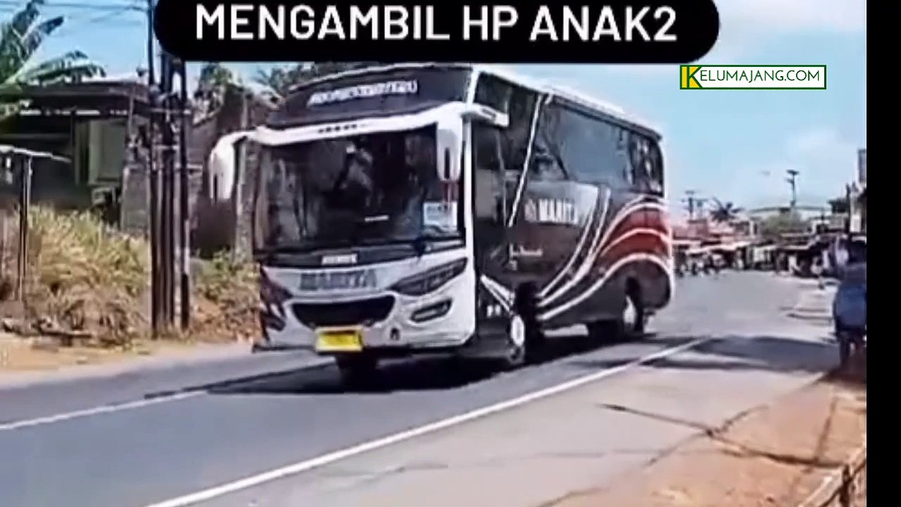 Rekam Bus di Pinggir Jalan, Hp Anak-Anak Dijambret