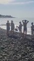 Des touristes découvrent une vieille mine sous-marine et la sortent de l'eau...