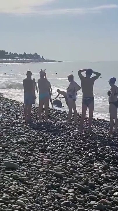 Des touristes découvrent une vieille mine sous-marine et la sortent de l'eau...